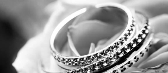 Pierścionki srebrne, czyli jak czyścić srebrną biżuterię PORADNIK