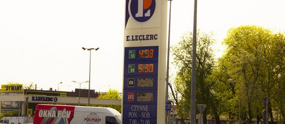 Ceny paliw poniżej poziomu 5 złotych. Jak długo będziemy tankować taniej?