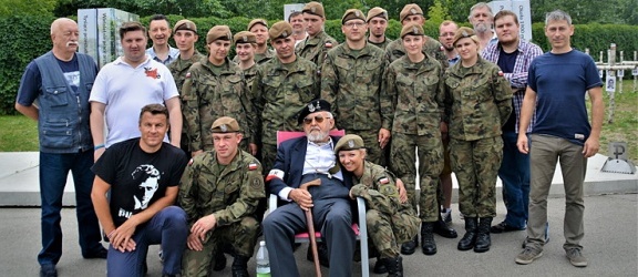 Żołnierze 43 blp w Braniewie wymienili tabliczki na brzozowych krzyżach Kwatery „Ł