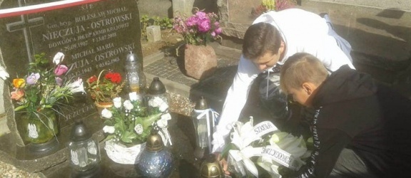 Elbląg. Uczniowie Jedynki złożyli kwiaty na grobie Generała Nieczuja-Ostrowskiego