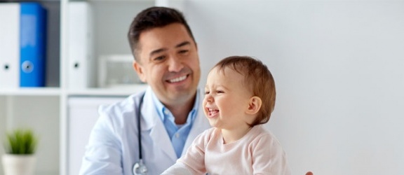 Neonatolog czy pediatra – do kogo zgłosić się z noworodkiem?