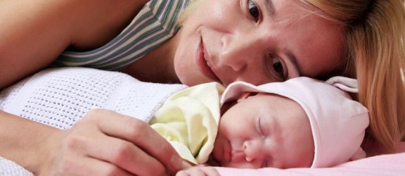 Projekty dotyczące rocznego urlopu macierzyńskiego trafiły do komisji