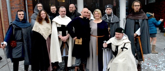 Ślub Iwony i Krzysztofa – członków Elbląskiego Bractwa Historycznego (+ zdjęcia)