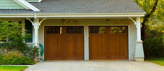 Jakie są najmocniejsze strony automatycznych drzwi garażowych dwuskrzydłowych i innych bram z napędem?