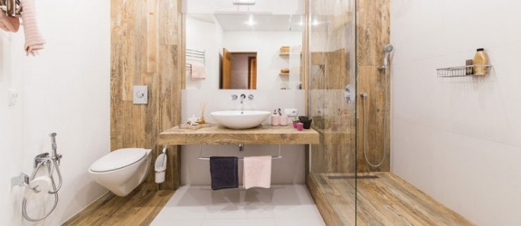 Drewnopodobny gres w projektach łazienek – praktyczne aranżacje