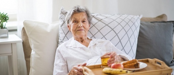 Czym grozi niedożywienie u osób starszych? Prawidłowa dieta seniora