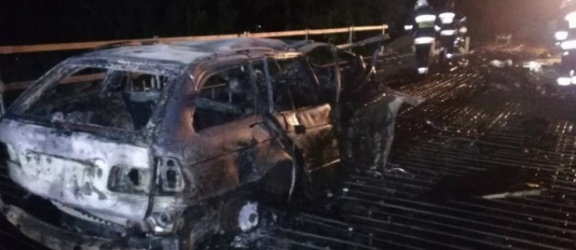 Tragedia w płonącym samochodzie. Jedna osoba nie żyje (zdjęcia)