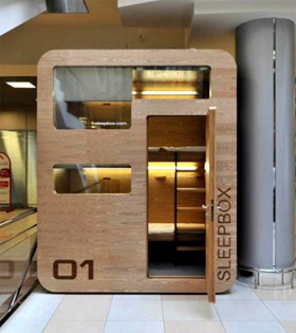 Sleepbox jest miniaturowym pokojem hotelowym dla lotniskowych śpiochów