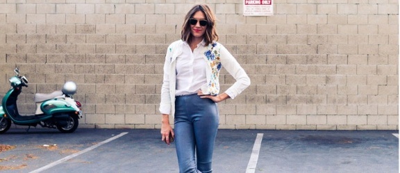Białe trampki i jeansy – modna stylizacja na co dzień
