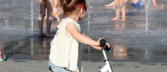 Zabawa na świeżym powietrzu z dzieckiem dzięki rowerkom biegowym