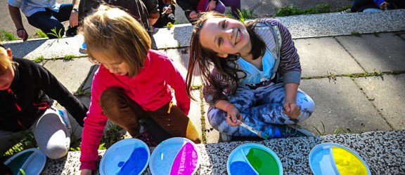 Festiwal Przemysłów Kreatywnych: Dzieci zawładnęły schodami szkoły przy Agrykola 