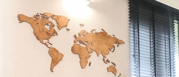 Drewniana mapa świata - czyli dekoracja dla miłośników podróży i nie tylko 