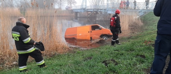 Groźny wypadek. Samochód znalazł się w wodzie