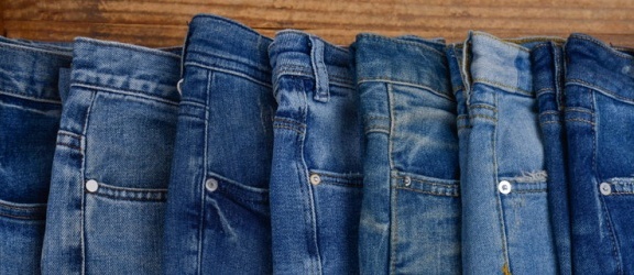 Modne jeansy damskie - które warto mieć w swojej szafie?