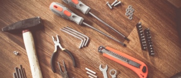 Domowa skrzynka z narzędziami - co powinno się w niej znaleźć? 