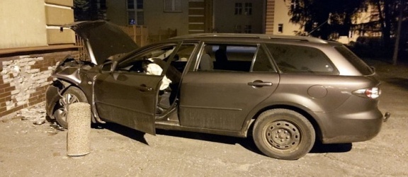 Pijany kierowca uderzył w budynek przy ul. Saperów!