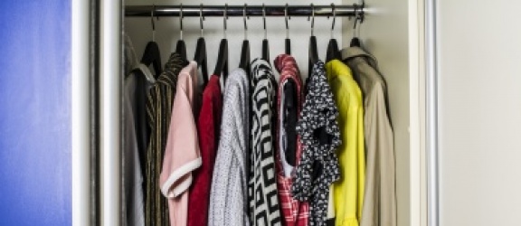 Rewolucja w garderobie. Gdzie i jak najlepiej sprzedać ubrania? Jak wymienić zawartość szafy?