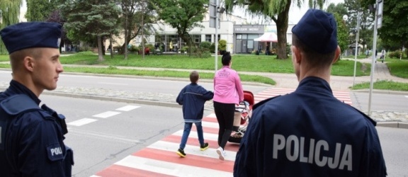 Policjanci pilnują przejść dla pieszych przy elbląskich szkołach