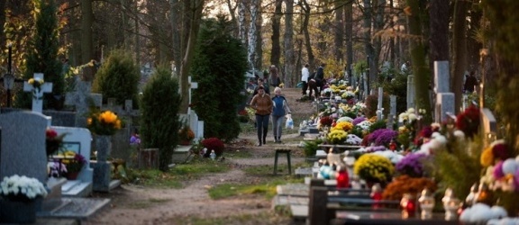 Sprawdź, jak dojechać na elbląskie cmentarze