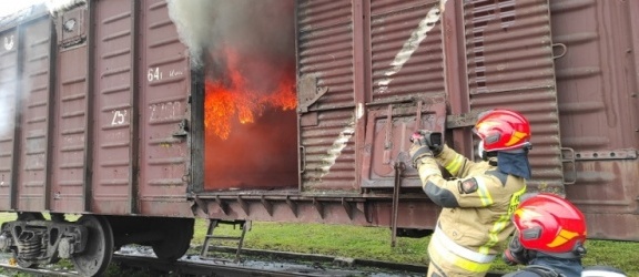 Strażacy z Braniewa gasili płonący wagon kolejowy