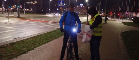 Rowerzyści w Elblągu dostali lampki i odblaski