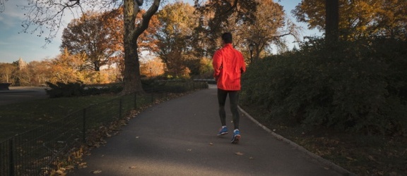 Dlaczego warto wybrać odblaskową odzież sportową do biegania?