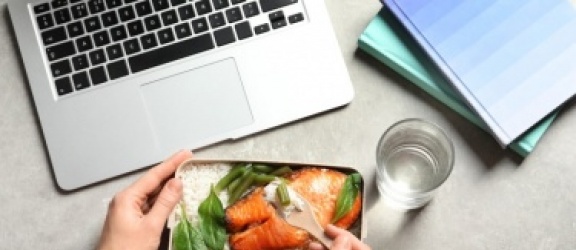 Dieta za biurkiem — co jeść przy siedzącym trybie życia?