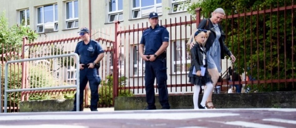 Policjanci pilnują bezpieczeństwa przy elbląskich szkołach