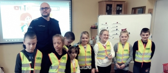 Policjanci w szkołach w Elblągu przekazali prezenty od rugbystów z Olsztyna
