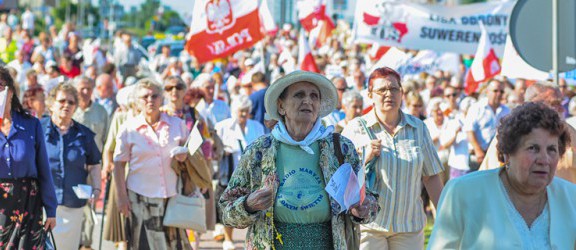 Ulicami Elbląga przeszedł marsz w obronie Tv Trwam. W akcji wzięło udział kilkaset osób.