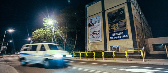 Billboard wyborczy Janusza Nowaka wisi na budynku szkoły