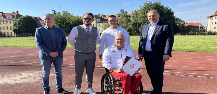 Prezydent Elbląga złożył gratulacje Rafałowi Rockiemu, medaliście z 