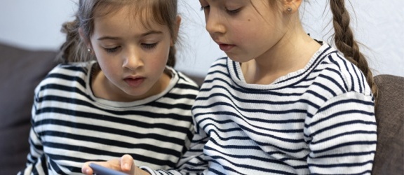 Czy telefon dla dziecka może wpłynąć pozytywnie na jego rozwój?