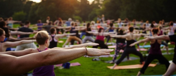 Joga w plenerze – relaks w Parku Dolinka