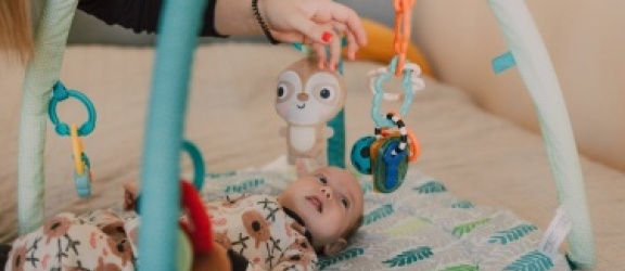 Od kiedy można używać baby gym? Bezpieczne początki zabawy