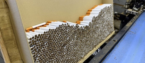 Wpadli przy produkcji nielegalnych papierosów