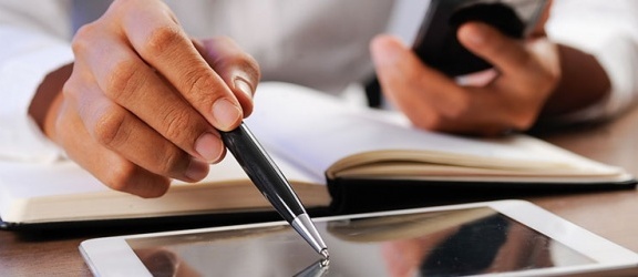 Bezpieczne podpisywanie umów online. Jak działa e-podpis Szafir?