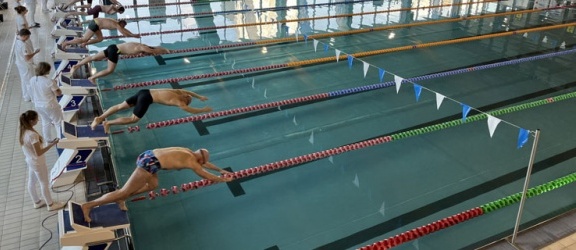 Pływackie zawody na Dolince – zapisy trwają