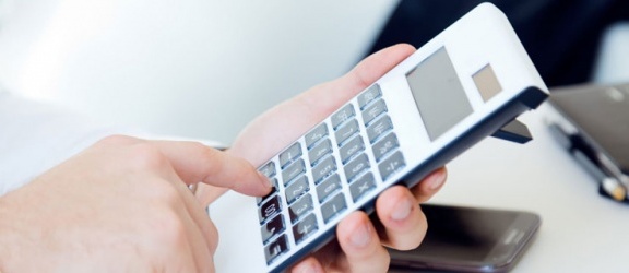 Jak działa kalkulator ubezpieczeniowy bez podawania danych osobowych?