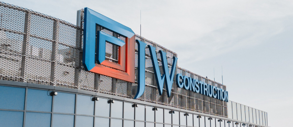 Inspektor przy odbiorze mieszkania - dlaczego J.W. Construction zachęca klientów do niezależnej kontroli?