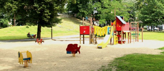 Plac zabaw w Parku Planty tonie w zwierzęcych odchodach. Jak rozwiązać ten problem?