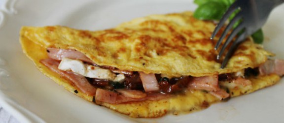 Pomysł na niedzielne śniadanie: Omlet z szynką i serem