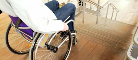 Koledzy wnosili wózek niepełnosprawnej studentki. Uczelnia nie była przystosowana 