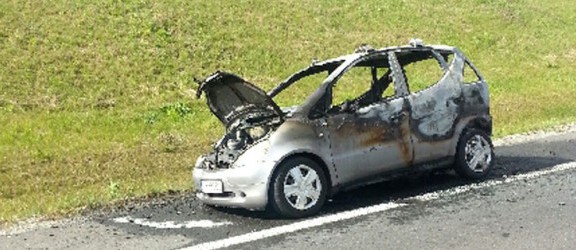 Mercedes spłonął na siódemce koło Elbląga. Policja prowadzi dochodzenie