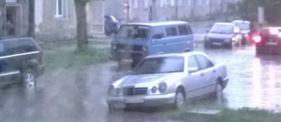 Mieszkańców Rechniewskiego zalewa woda. Zobacz film