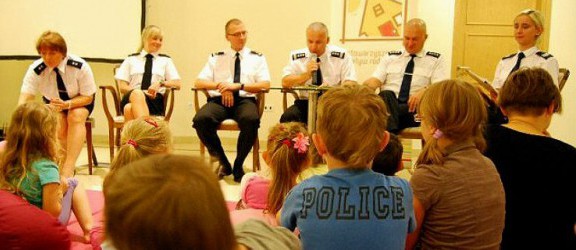 Policjanci edukują uczniów w sprawach zagrożeń