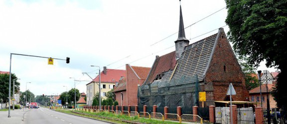 Kościółek przy Bema z nowym dachem i wieżyczką
