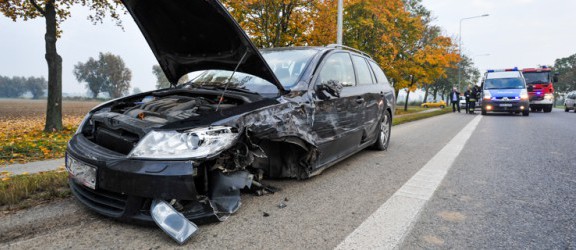 Groźny wypadek w Kazimierzowie z udziałem trzech aut