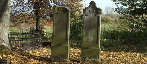 O pomnikach, grobach i cmentarzach w Listopadowym Saloniku Tygla