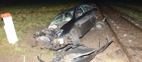 Opel Vectra zderzył się z pociągiem. Ofiar nie było. Zobacz zdjęcia